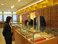 Prof. Eric Thomas (far right), Vice-Chancellor, University of Bristol, UK, visits the Institute of Chinese Medicine during the visit on 12 January 2012. (From left: Dr. Clara Lau, Assistant Director, Institute of Chinese Medicine; and Prof. Leung Ping Chung, Director, Institute of Chinese Medicine.)